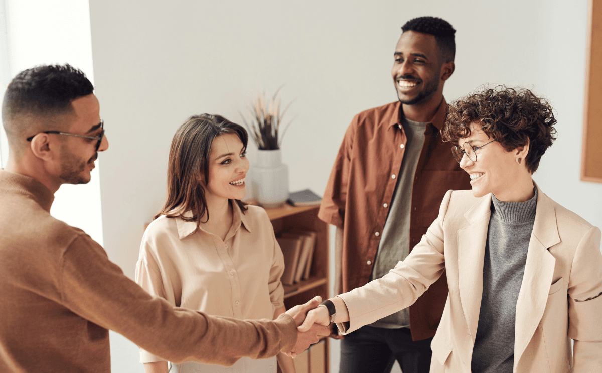 Un homme et une femme souriants se serrent la main