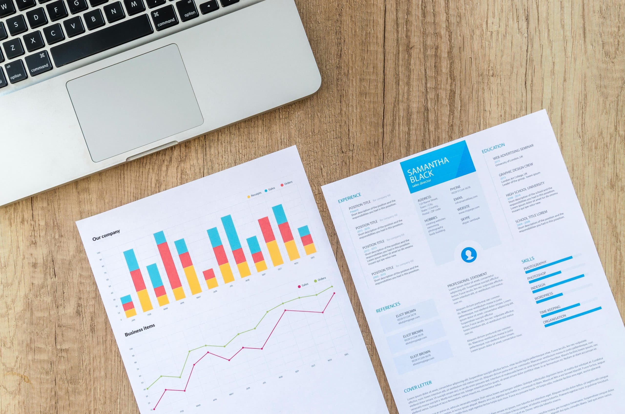 Un CV coloré et organisé est posé sur une table