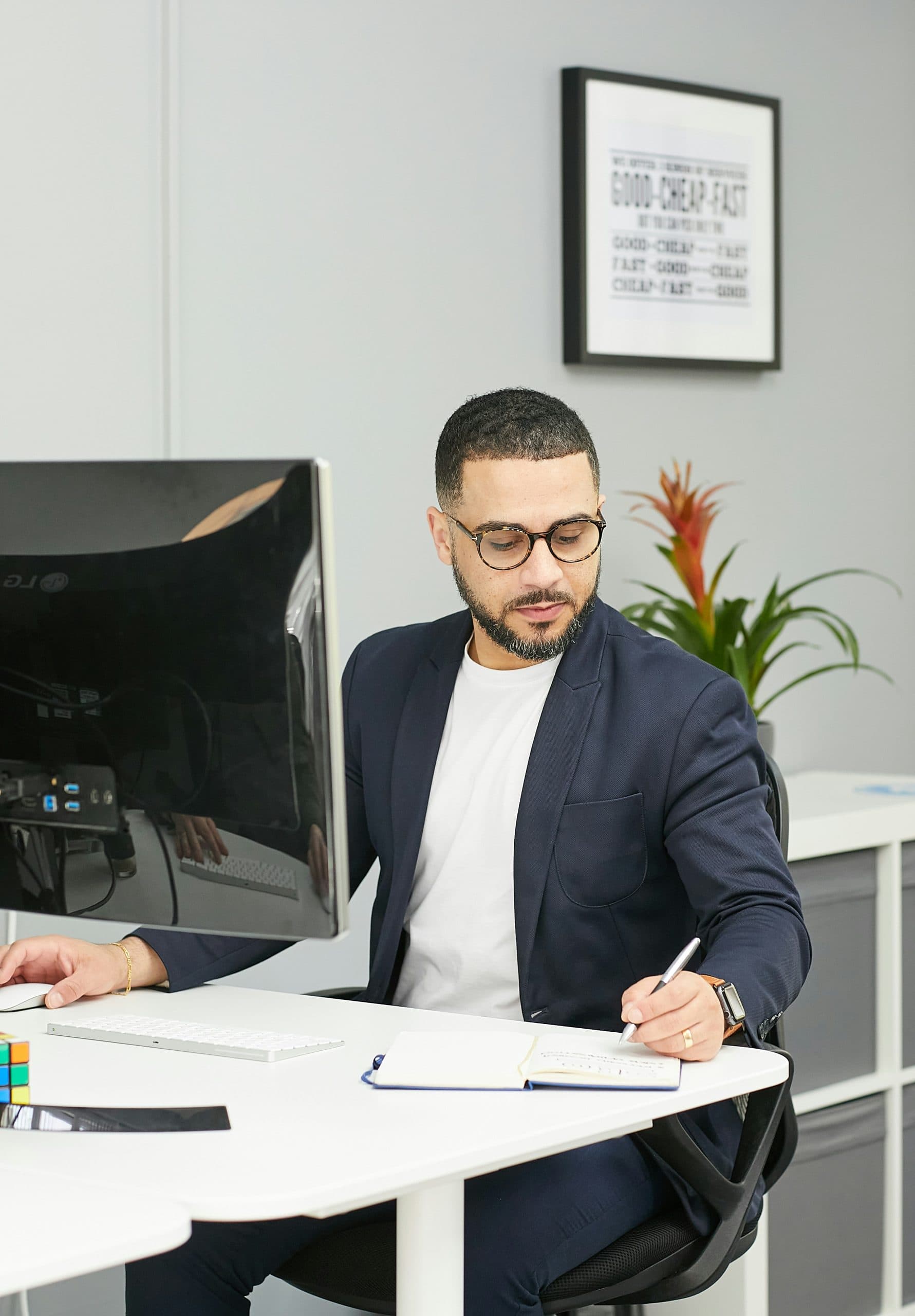 Homme travaillant à un bureau