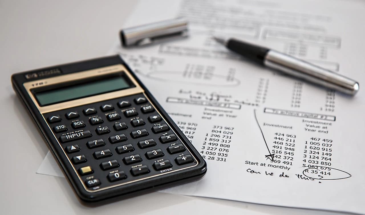 Une facture comptable et une calculatrice